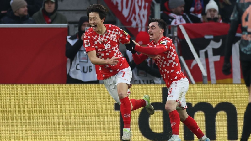 Lee Jae-Sung mencetak dua gol untuk Mainz dalam pertandingan Bundesliga melawan Bayern Munich.