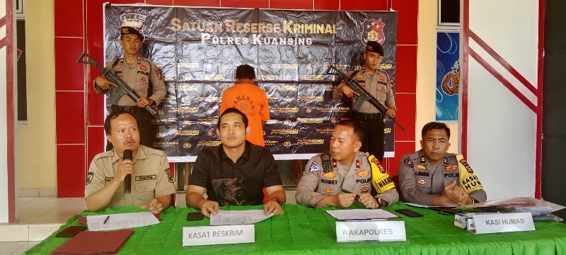 Kasat Reskrim AKP Shilton bersama Wakapolres Kuansing Kompol Robet Arizal, Kanit PPA Gaol, dan Kasi Humas Iptu Aman Sembiring ketika memaparkan kasus penangkapan persetubuhan anak di Kuansing.
