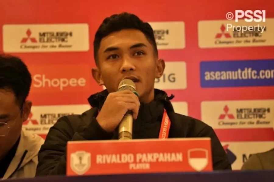 Rivaldo Pakpahan mendampingi Shin Tae-yong saat konferensi pers jelang laga Vietnam vs Timnas Indonesia.