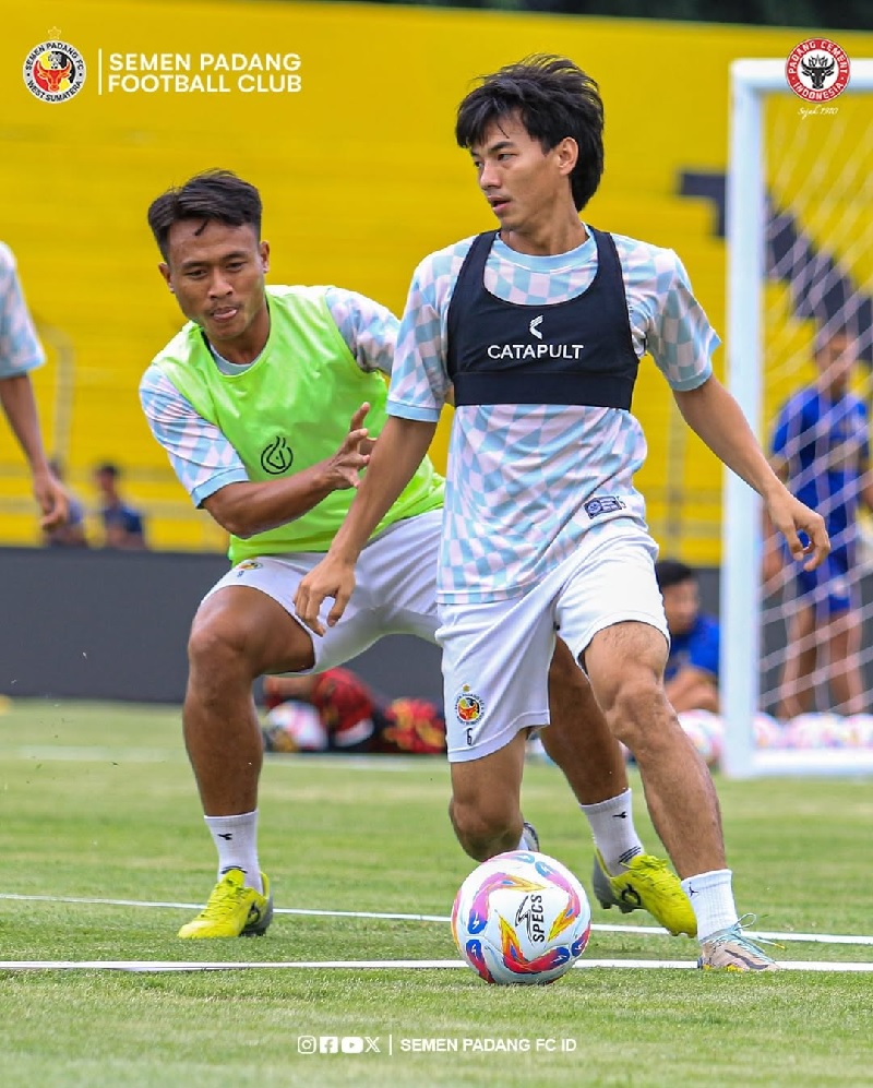 Pemain Semen Padang menjalani latihan  jelang laga lawan pemuncak klasemen BRI LIga 1 Persebaya Surabaya di Stadion H Agus Salim Padang, sore ini.