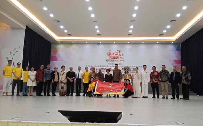 Wakil Konjen RRT di Medan, Xu Chunjuan (tengah), Ketua Yayasan Prajna Harmonis Indonesia Kasino (delapan baris bekalang) foto bersama para tamu undangan saat Chinese Culture Camp 2024