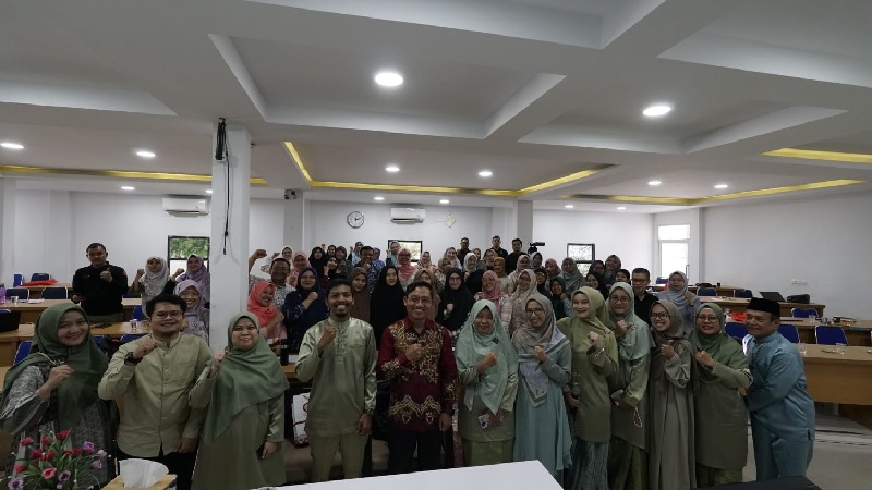Foto bersama peserta dan narasumber pelatihan preseptor yang digelar Prodi Farmasi Universitas Abdurrab, Sabtu, 14 Desember 2024.