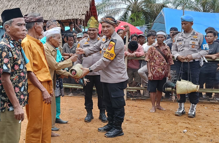 Waka Polres Inhu, Kompol Manapar Situmeang SIK MH menyerahkan ayam jantan kepada Batin Bangka pada acara Gawai Kebatin
