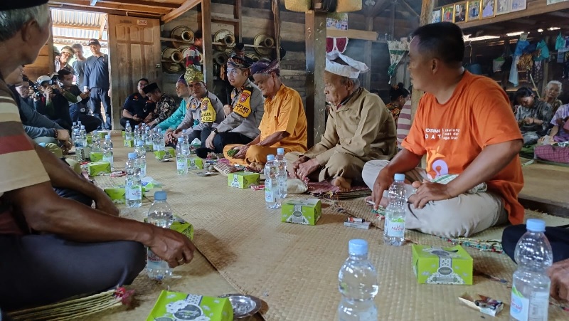 Wakapolres Inhu, Kompol Manapar Situmeang SIK MH duduk bersama dengan pemuka adat saat menyampaikan pesan-pesan Pilkada damai, belum lama ini.