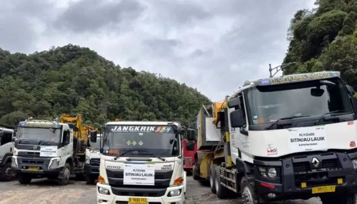Truk-truk tronton dari Pulau Jawa sudah mendarat di Panorama Sitinjau Lauik membawa alat-alat berat.
