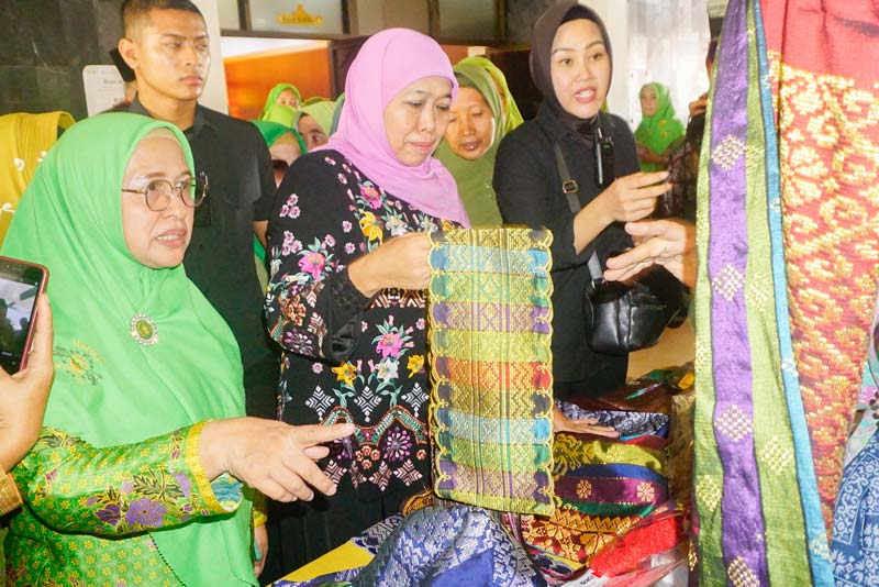 Ketua PW Muslimat NU Riau Hj Dinawati SAg MM saat mendampingi Ketua Umum PP Muslimat NU Dr Hj Khofifah Indar Parawansa