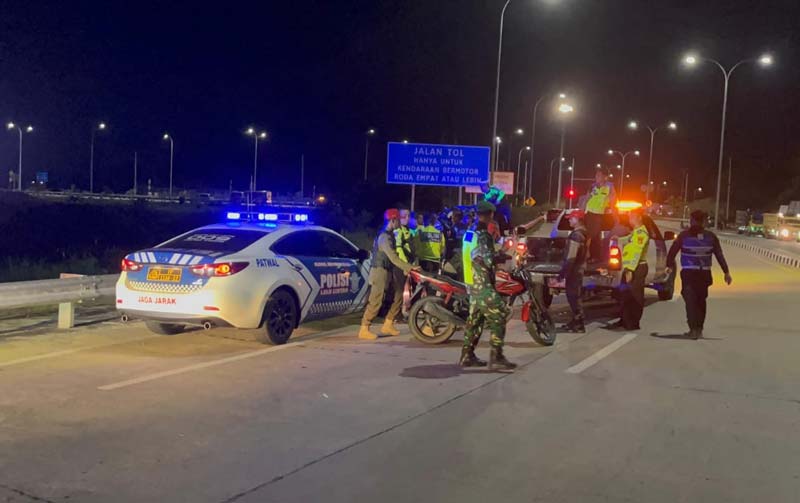 Jajaran Polres Kampar bersama Kodim 0313/KPR, Dishub, dan Satpol PP Kampar  menggelar razia balap liar di gerbang pintu Tol Bangkinang, Ahad (15/12/2024)