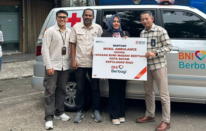 Penyerahan ambulans dari Head Section CSR dan Channel Management BNI W02 Prita Marisca dan BBM Cabang Batam Khudori kepada Ketua Yayasan Madani Bertuah, M Syahdan