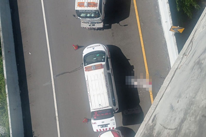 Korban sesaat setelah jatuh dan dieksekusi pihak pengelola Tol Pekanbaru-Dumai, Senin (16/12/2024).