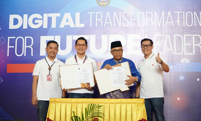 Program CSR Telkomsel DEC diserahkan secara simbolis meliputi bantuan konektivas siswa dan sekolah, bantuan untuk siswa berprestasi hingga MoU antara Telkomsel dan SMAN 1 Tanjungpinang