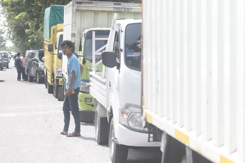 Antrean kendaraan yang akan melakukan pengisian bahan bakar minyak jenis Solar di salah satu SPBU di Jalan Arifin Ahmad, Pekanbaru, Selasa (17/12/2024).