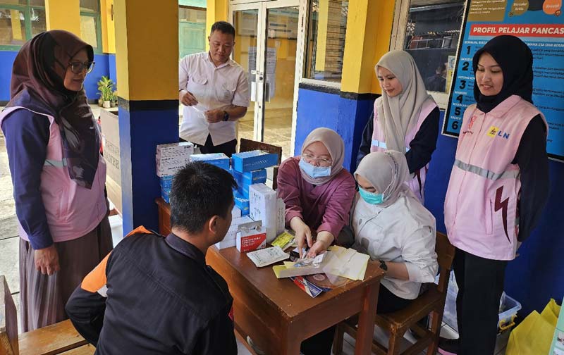 Masyarakat terdampak bencana banjir dan tanah longsor di Kampung Cihonje, Desa Sukamaju, Kecamatan Cikembar, Kabupaten Sukabumi mengikuti pemeriksaan kesehatan gratis