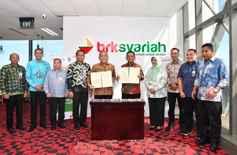Penandatanganan kerja sama antara Gubernur Kepulauan Riau Ansar Ahmad dengan manajemen BRK Syariah di Menara Dang Merdu BRK Syariah, Pekanbaru