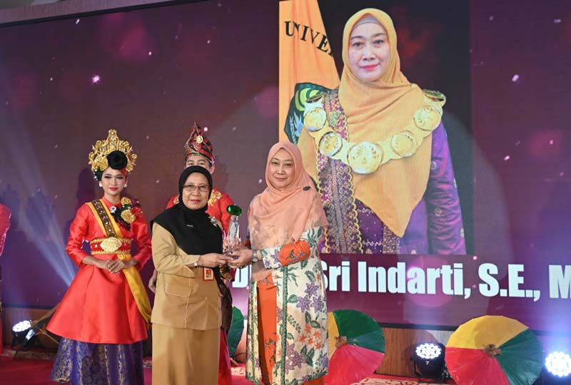 Rektor Unri Prof Dr Sri Indarti SE MSi saat menerima penghargaan Anugerah Baiduri yang diserahkan Pj Gubri Dr Rahman Hadi  yang diwakili Kepala Dinas Perpustakaan dan Kearsipan Provinsi Riau