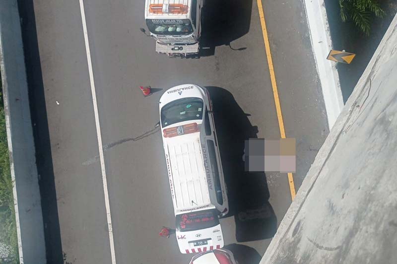 Korban setelah melompat dari jembatan interchange Tol Pekanbaru-Dumai dan dievakuasi pihak pengelola tol, Senin (16/12/2024).