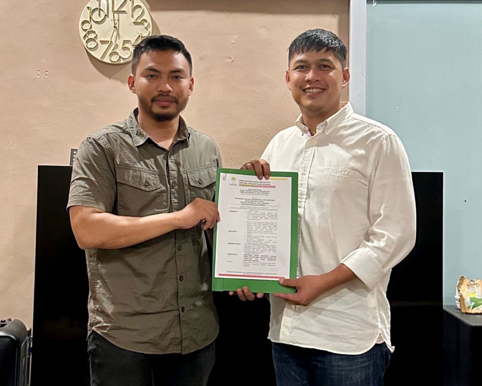 Ketua Umum BPD HIPMI Riau Rahmad Ilahi menyerahkan SK Caretaker Pengurus Cabang HIPMI Kabupaten Kepulauan Meranti  kepada Yusuf Raihan di Pekanbaru, Jumat (6/12/2024).