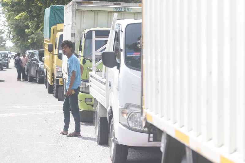 Antrian kendaraan yang akan melakukan pengisian bahan bakar minyak jenis Solar di salah satu SPBU di Jalan Arifin Ahmad, Pekanbaru, Selasa (17/12/2024).
