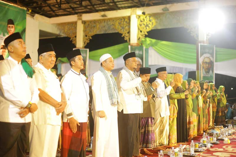 Ketua DPRD Siak Indra Gunawan (empat kiri) berselawat dalam gebyar selawat di lapangan Siak Bermadah, Sabtu (14/12/2024).