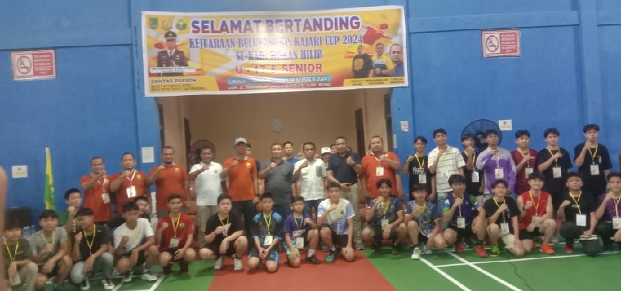 Kajari Rohil Andi Adikawira (topi abu abu) bersama pengurus PBSI Rohil, Pantia dan atlet usai pembukaan kejuaraan Bulutangkis Kajari Rohil Cup 2024 di GOR Jalan Bahagia di Bagansiapiapi, Senin (16/12)