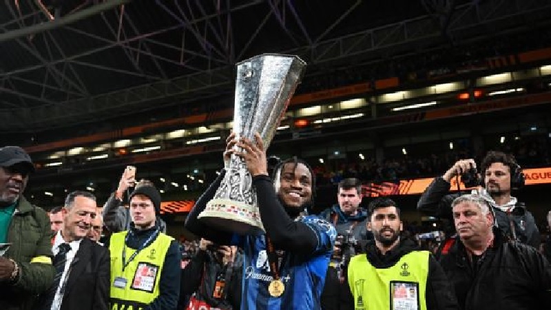 Ademola Lookman memenangkan penghargaan Pemain Terbaik Afrika tahun Ini.