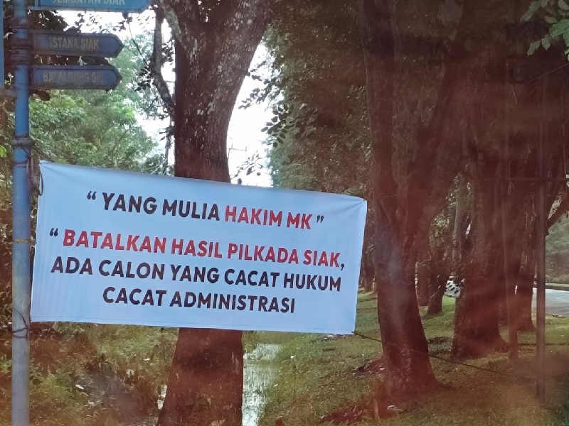 Ungkapan provokasi ditempel di batang pohon di salah satu jalan di Kota Siak, Selasa (17/12/2024)
