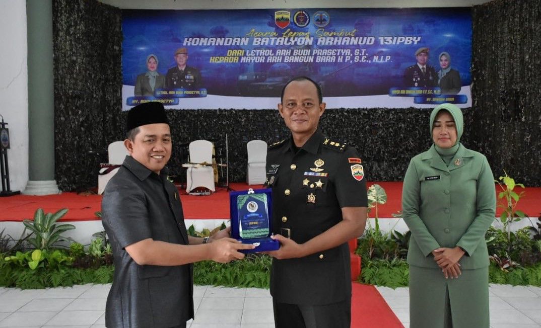 Isa Lahamid menyerahkan cendramata kepada Letkol Arh Budi Prasetya yang mengakhiri masa tugasnya sebagai Danyon Arhanud 13/PBY pada Selasa (25/9/2024).