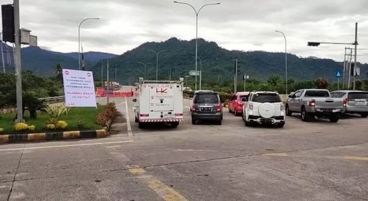 Tepat pukul 08.00, Rabu (18/12), beberapa mobil yang telah mengantre memasuki pintu tol Padang - Sicincin.