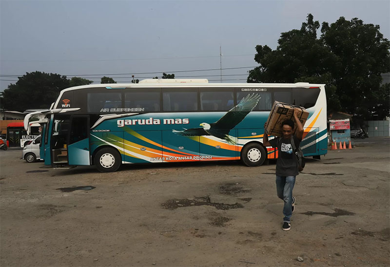 Pemudik menunggu kedatangan bus di Agen Bus AKAP Pondok Pinang, Jakarta Selatan, Selasa (02/04/2024).