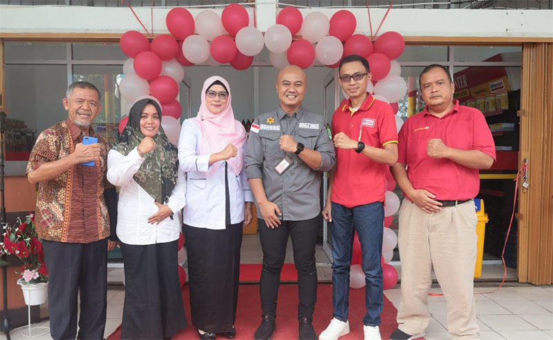 Kadisnaker Inhu Rengga Dwi Bramantika, Kepala Sub Bagian TU Cabdisdik Leni Rosa SE dan Manager PT Sumber Alfaria Trijaya Tbk, Eko Apriono foto bersama, Rabu (18/12/2024).