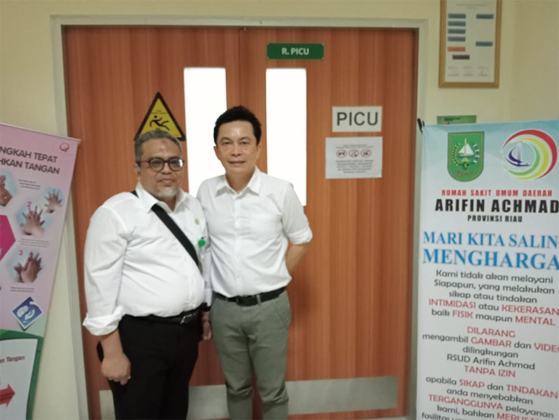 Dokter Hariadi Hatta Sp B TKV (kiri) dan dr Hotber Pasaribu Sp.A(K) .