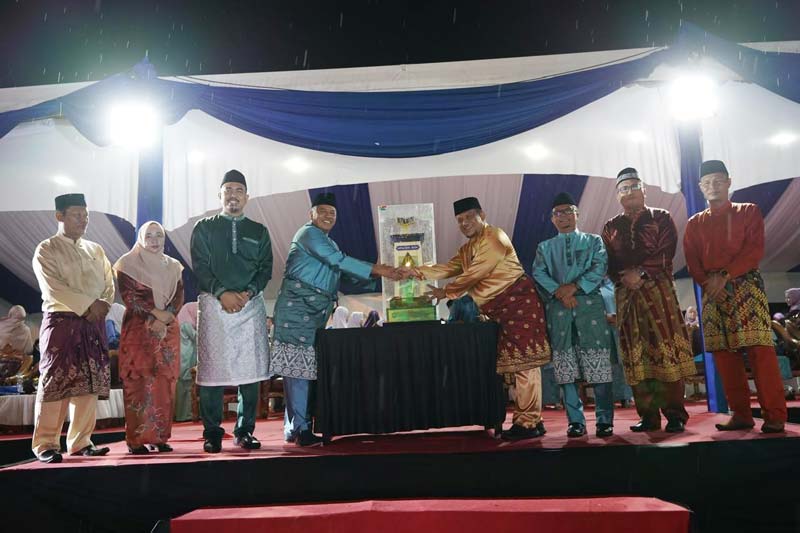 Bupati Siak Alfedri menyerahkan piala juara umum MTQ XXIV Kabupaten Siak di Minas kepada Camat Koto Gasib Wendy SSos, sekaligus sebagai tuan rumah MTQ