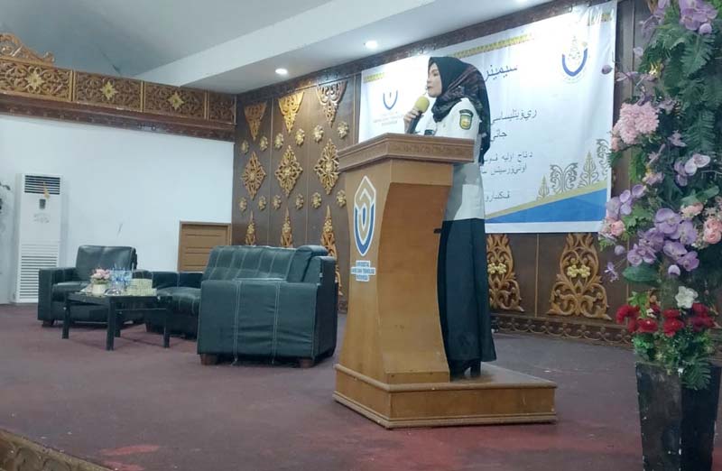 Plt Kadis Kebudayaan Provinsi Riau Hj Zahrona Harahap SSos MM memberikan sambutan pada seminar nasional Melayu, baru-baru ini.