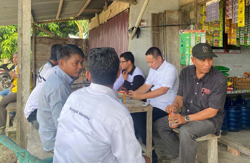 Ketua DPRD Siak Indra Gunawan berbincang dengan warga saat berada di Kampung Muara Kelantan, Kecamatan Sungai Mandau, belum lama ini.