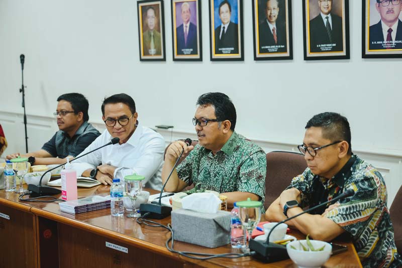 Region Head PTPN IV Regional III Rurianto (dua kanan) didampingi Direktur Hubungan Kelembagaan PTPN IV PalmCo Irwan Peranginangin (dua kiri)