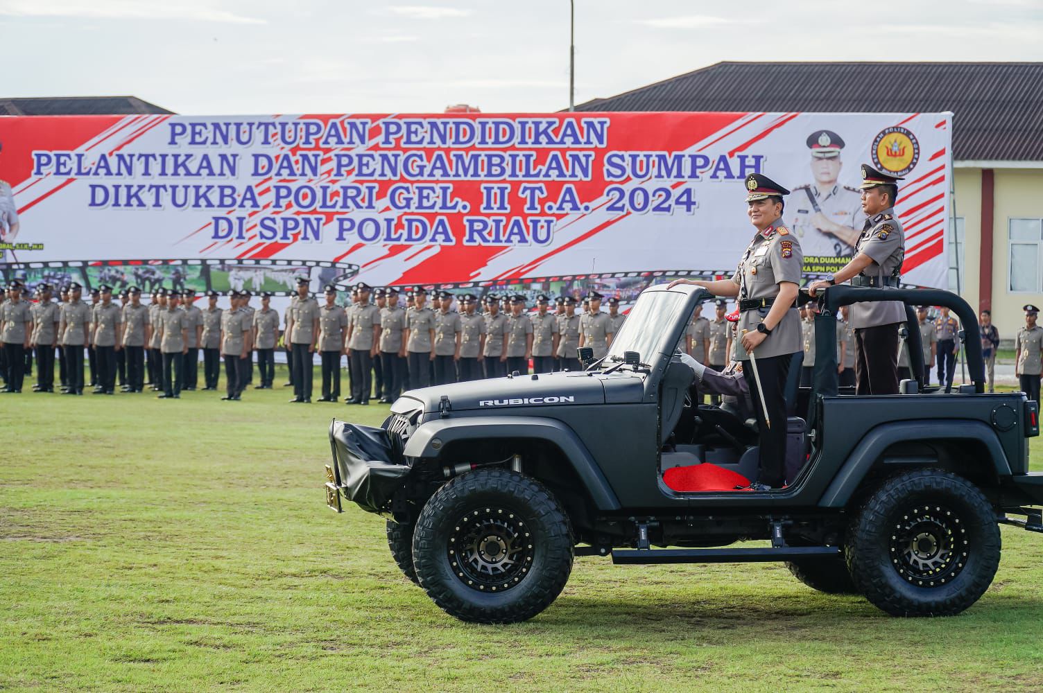Kapolda Riau, Irjen Pol Mohammad Iqbal pimpin upacara pelantikan dan pengambilan sumpah Diktukba Polri Gel II Th 2024, di lapangan SPN Polda Riau. Rabu (18/12/2024).