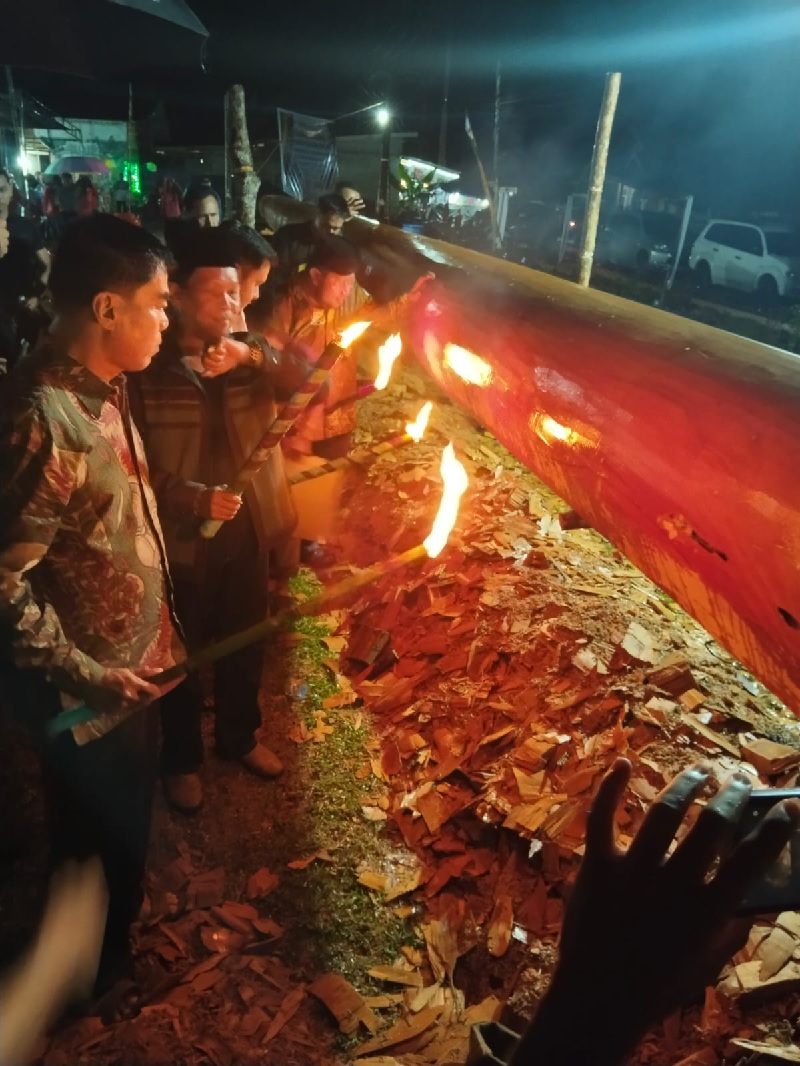 Kepala Dinas Budpar Kuansing Drs Azhar MM melakukan  pelayuran jalur Keramat Jubah Merah baru Desa Muaro Sentajo Kecamatan Sentajo Raya, Selasa (17/12) malam.