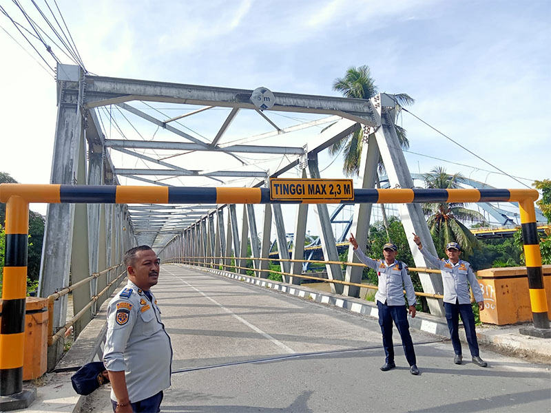Personel Dishub Kabupaten Kampar mengatur arus lalu lintas di jembatan penghubung Bangkinang-Petapahan, Selasa (17/12/2024).