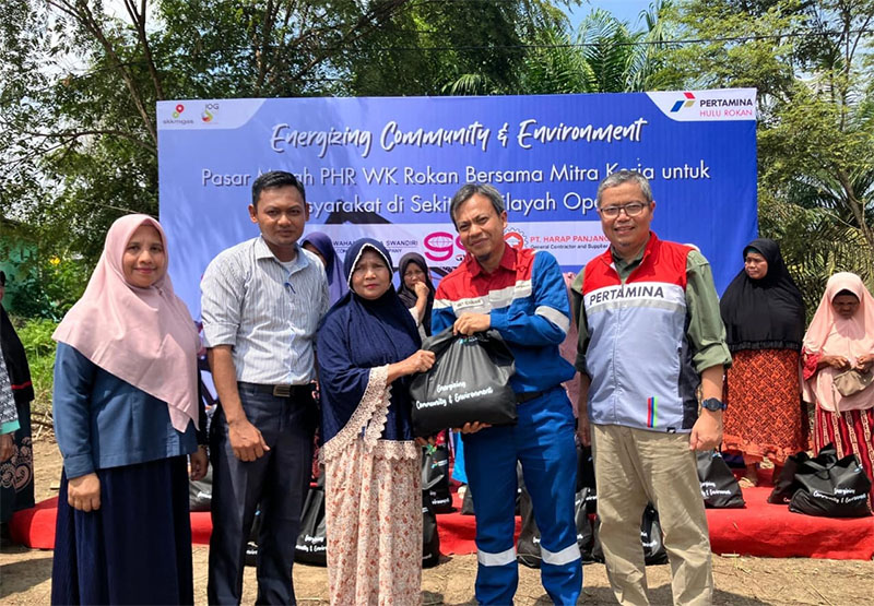 Penyerahan secara simbolis paket sembako pasar murah oleh perwira PHR kepada masyarakat di sekitar wilayah operasi Blok Rokan.