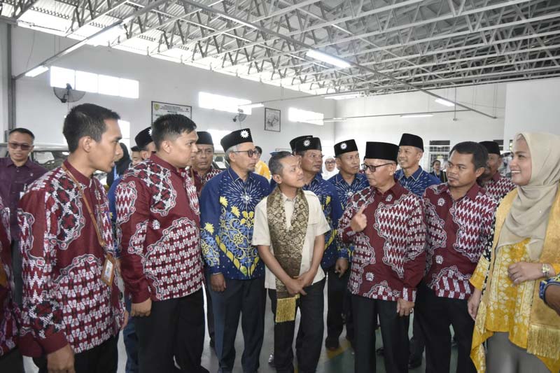 Wakil Menteri Pendidikan Dasar dan Menengah Dr Fajar Riza Ul Haq MSi memberikan motivasi kepada siswa dan guru SMK Muti Pekanbaru, Rabu (18/12/2024).