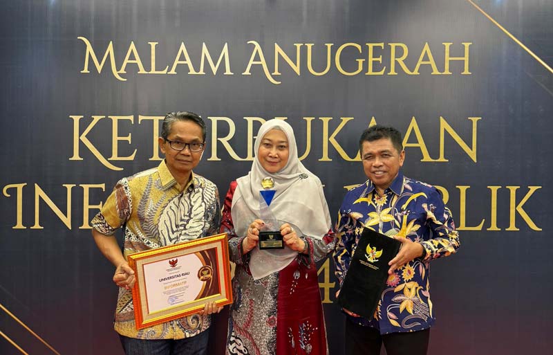 Rektor Unri Prof Dr Sri Indarti SE MSi, Wakil Rektor II Dr Agus Sutikno SP MSi dan Staf Pendamping Wakil Rektor IV Bidang Komunikasi dan Informasi Ir Ridar Hendri MSi PhD foto bersama