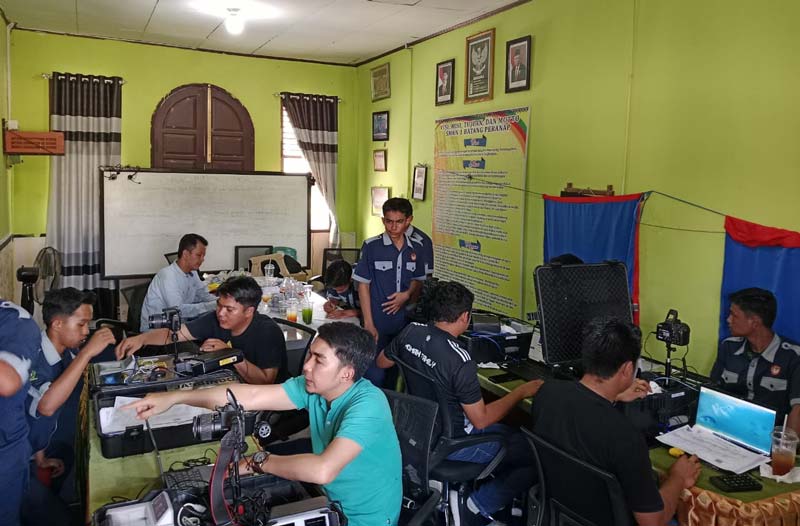 Tim Disdukcapil Inhu saat melakukan perekaman KTP-el di salah satu sekolah tingkat SMA, beberapa waktu lalu.