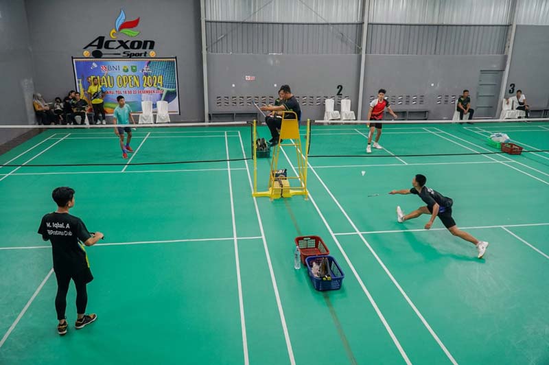 Para pemain sedang bertanding pada Turnamen Bulutangkis Riau Open di GOR Acxon Sport, Jalan Kayu Manis, Pekanbaru, Rabu (18/12/2024).