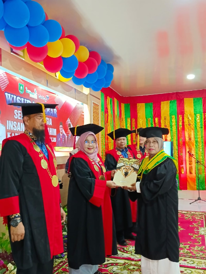Kepala Perwakilan BKKBN Riau Mardalena Wati Yulia menyerahkan bingkisan kepada para wisuda, Kamis (19/12/2024).