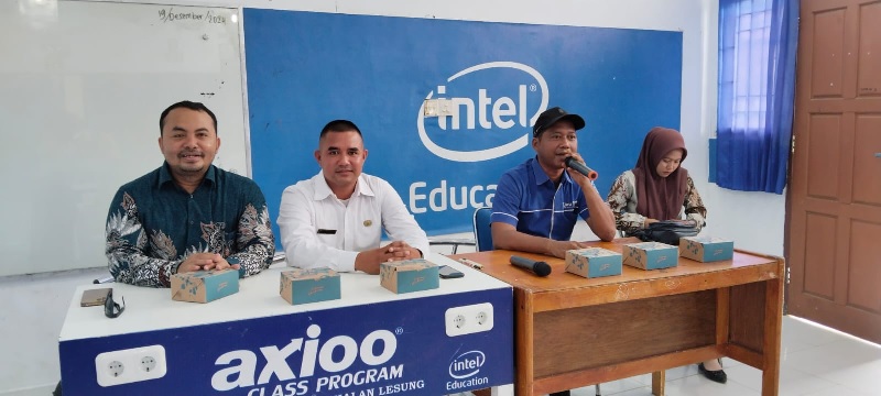 Wartawan Riau Pos Pelalawan, M Amin menyamapaikan materi dalam pelatihan jurnalistik di SMKN 1 Pangkalan Lesung, Kamis (19/12/2022).
