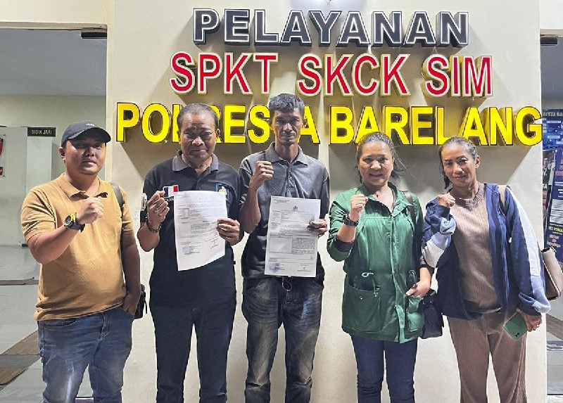 Tim Advokasi Solidaritas Nasional untuk Rempang Nofita Putri Mani (dua kanan), Direktur LBH Mawar Saron Batam Supriardoyo Simanjuntak (kiri) dampingi dua warga Rempang membuat laporan ke polisi.