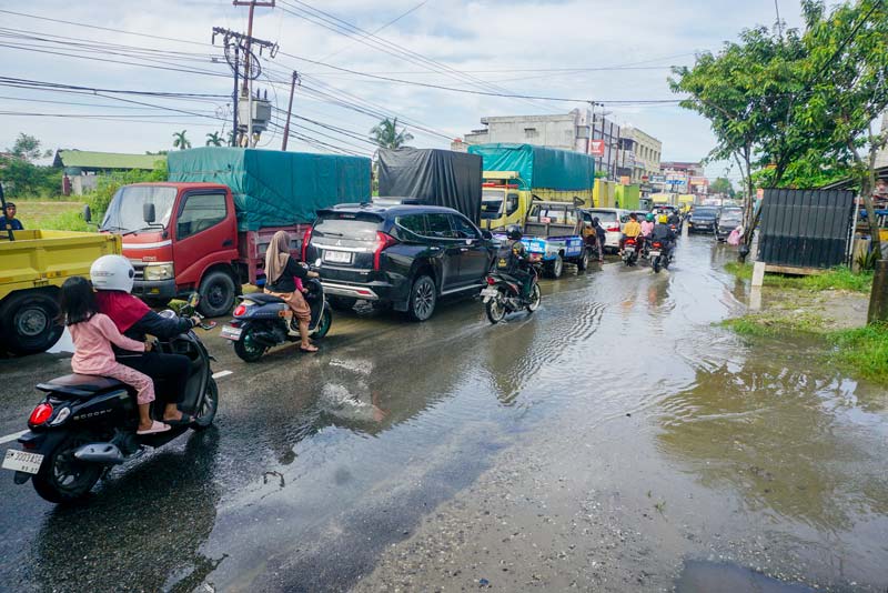 Kendaraan yang antre untuk pengisian BBM jenis solar.