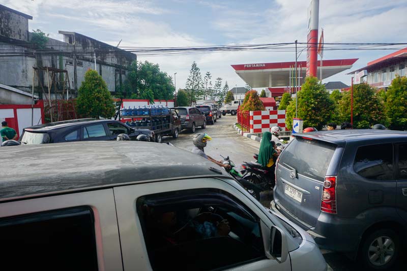 Antrean kendaraan yang akan melakukan pengisian solar di SPBU Jalan Fajar, Pekanbaru, Kamis (19/12/2024).