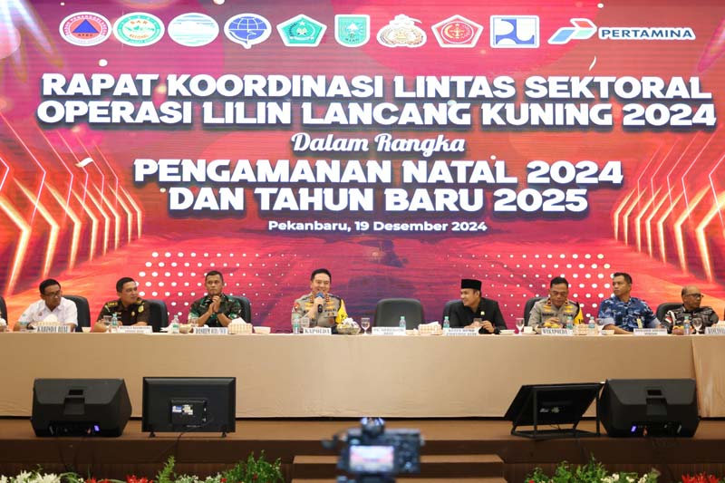 Kapolda Riau Irjen Pol Mohammad Iqbal (tengah) saat memimpin rapat koordinasi lintas sektoral Operasi Lilin Lancang Kuning 2024