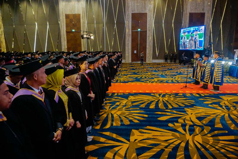 Suasana Wisuda XXIII Institut Bisnis dan Teknologi  (IBT) Pelita Indonesia Tahun Akademik 2023/2024 di SKA Co Ex Pekanbaru, Rabu (18/12/2024).