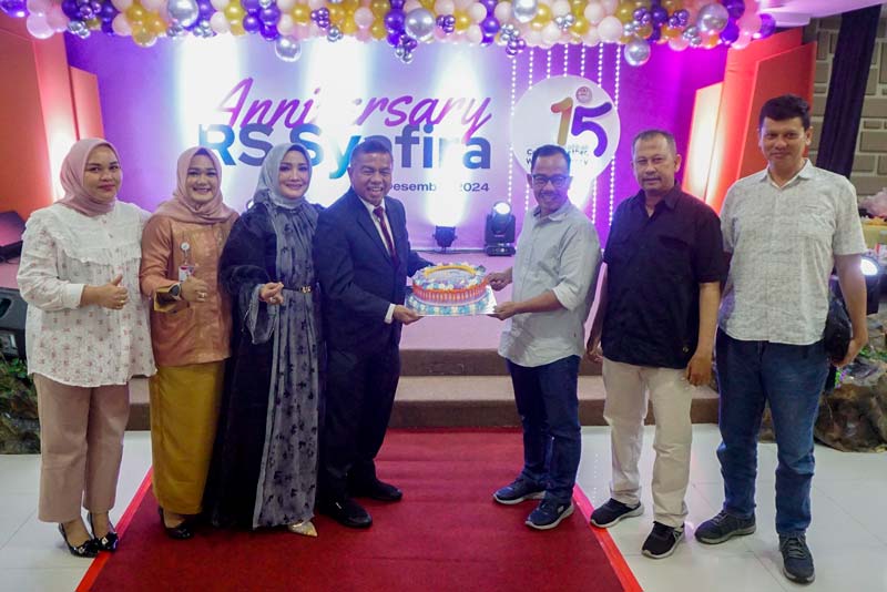 Owner RS Syafira dr Khairul Nasir Sp OG (empat kiri) menerima kue tar yang diserahkan langsung Direktur Riau Pos Asmawi Ibrahim saat Anniversary Ke-15 RS Syafira di Ballroom RS Syafira, Pekanbaru.